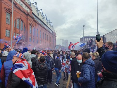 Glasgow: Fanii au început să se strângă în faţa stadionului şi în centrul oraşului, pentru a sărbători titlul obţinut de Rangers. Ministrul Yousaf reaminteşte că adunările nu sunt permise - VIDEO