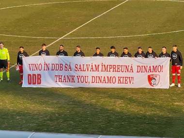Dinamo Bucureşti a fost învinsă de Dinamo Kiev, scor 3-0, într-un meci amical. Suporterii-acţionari au anunţat că mai este nevoie de 106.500 de euro pentru licenţă