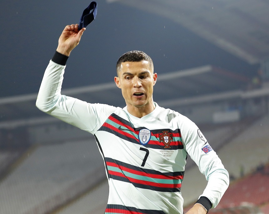 Banderola de căpitan aruncată de Ronaldo la finalul meciului Serbia – Portugalia a fost vândută la licitaţie cu 64.000 de euro