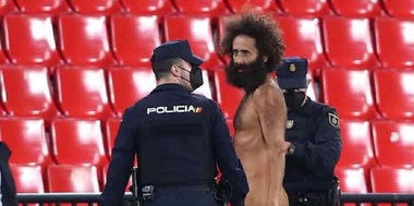 Un bărbat dezbrăcat a pătruns pe teren la meciul Granada – Manchester United, din Liga Europa - VIDEO