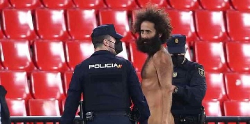 Un bărbat dezbrăcat a pătruns pe teren la meciul Granada – Manchester United, din Liga Europa - VIDEO