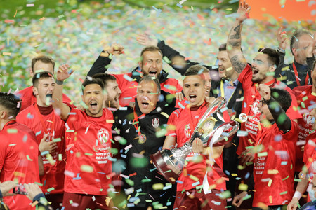 UPDATE - CFR Cluj a câştigat Supercupa României pentru a patra oară după executarea loviturilor de departajare / Jucătorii de la CFR Cluj au primit Supercupa României şi medaliile / Reacţiile antrenorilor - FOTO