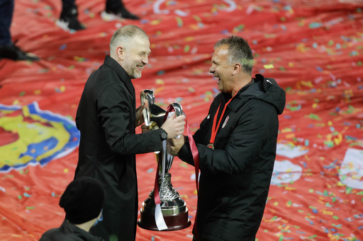Jucătorii de la CFR Cluj au primit Supercupa României şi medaliile pentru câştigarea trofeului