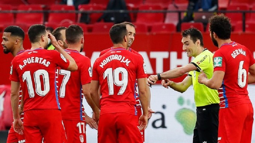 Scene insolite în LaLiga: Arbitrul meciului Sevilla – Granada a chemat jucătorii înapoi pe teren după ce a fluierat finalul cu un minut mai devreme decât trebuia