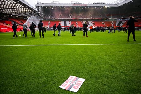 Sute de fani ai echipei Manchester United au pătruns pe teren cu câteva ore înainte de meciul cu Liverpool şi au cerut plecarea familiei Glazer – VIDEO