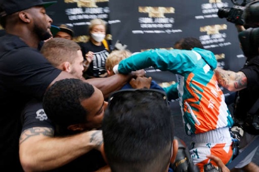 Încăierare între Floyd Mayweather, Logan Paul şi Jake Paul, la un eveniment media de promovare a meciului din iunie - VIDEO