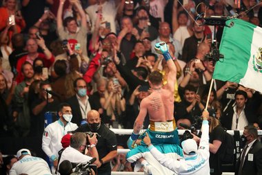 Canelo Alvarez l-a învins pe Saunders şi a unificat centurile WBO, WBA şi WBC. Meciul s-a disputat în faţa a 73.126 de spectatori
