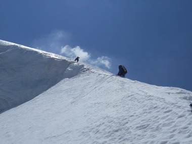 Alpinistul Horia Colibăşanu şi doi camarazi, surprinşi de o avalanşă pe Dhaulagiri, în Himalaya