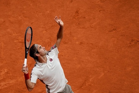 Roger Federer, învins la primul meci pe zgură disputat după doi ani
