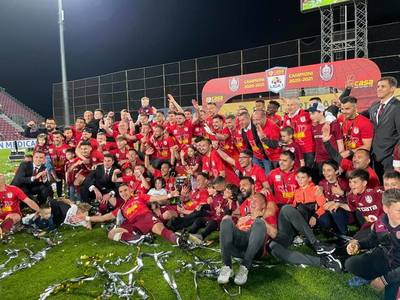 Jucătorii echipei CFR Cluj au primit trofeul şi medaliile de campioni ai României