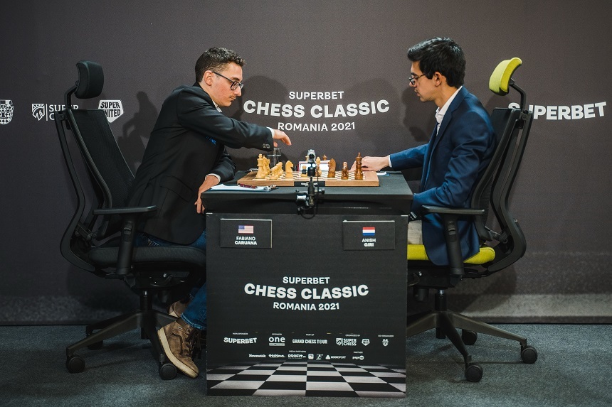 Superbet Chess Classic Romania 2021 - Marele Maestru Internaţional Victor Bologan face prima mutare în Runda a VI-a cu fostul fotbalist Gică Craioveanu