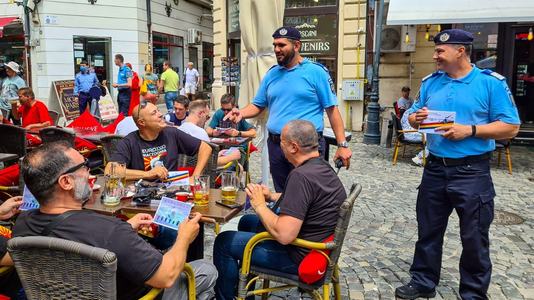 Euro-2020: Jandarmi şi poliţişti au discutat cu fanii străini, în Centrul Istoric al Capitalei, despre regulile ce trebuie respectate – FOTO