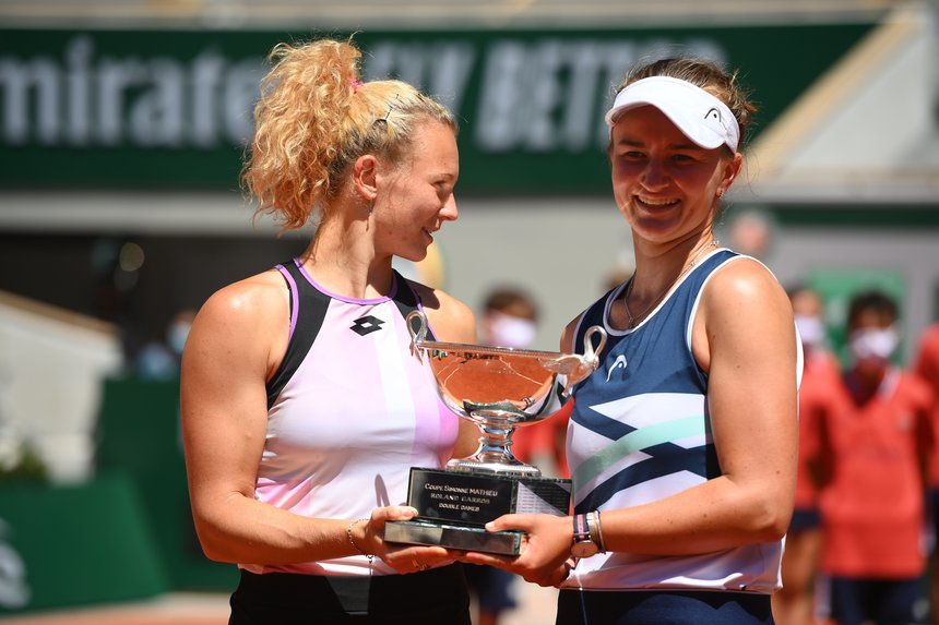 Barbora Krejcikova, în echipă cu Katerina Siniakova, a câştigat şi proba de dublu de la Roland Garros