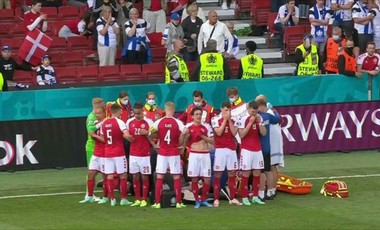 Peter Schmeichel susţine că Danemarca ar fi pierdut la masa verde dacă nu ar fi reluat meciul cu Finlanda. Jucătorii danezi spun că nu ar fi vrut să continue partida