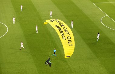 Un activist Greenpeace a aterizat cu paraşuta pe teren, cu puţin înainte de meciul Franţa – Germania - VIDEO