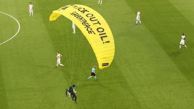 Un parapantist Greenpeace s-a încurcat în cablurile spidercam-ului arenei din Munchen, a rănit câţiva spectatori şi l-a speriat pe Deschamps, care s-a lovit de banca de rezerve - VIDEO
