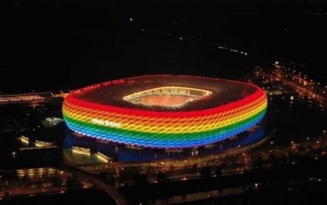 Un tânăr cu un drapel în culorile LGBT a intrat pe teren la intonarea imnurilor, înainte de meciul Germania - Ungaria - VIDEO