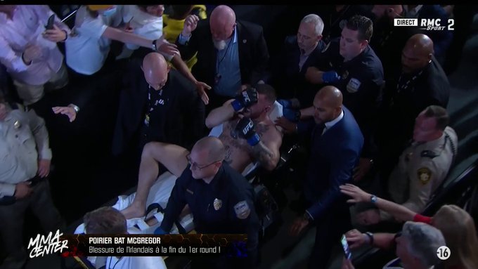 Conor McGregor, accidentat grav la piciorul stâng, nu a putut continua meciul cu Dustin Poirier de la UFC 264. Britanicul a fost evacuat din arenă pe targă - VIDEO -