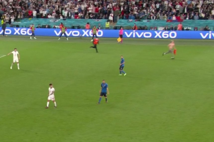 Un suporter a intrat pe teren în timpul finalei Euro-2020 - VIDEO