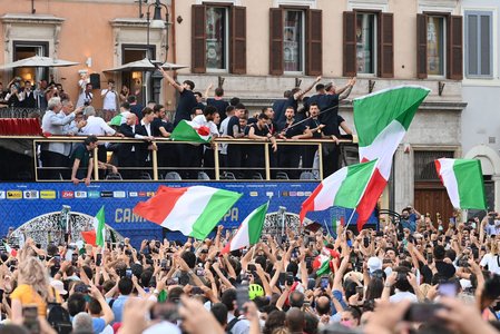Jucătorii italieni au defilat pe străzile Romei cu un autocar descoperit. Ei au avut un invitat special: Matteo Berrettini - FOTO  -VIDEO -
