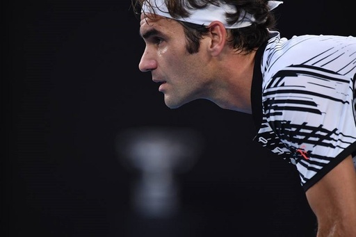 Tricouri şi rachete de tenis aparţinând lui Roger Federer, vândute la licitaţie pentru aproape 4 milioane de euro