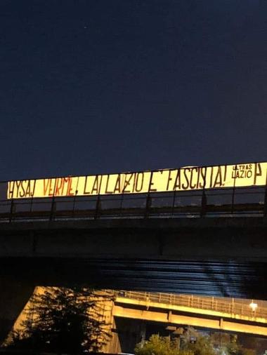 Albanezul Elseid Hysaj, făcut "vierme" de suporteri ai echipei Lazio după ce a interpretat un cântec antifascist