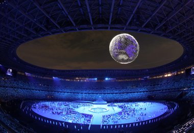 Jocurile Olimpice de la Tokyo au început cu o ceremonie de aproape patru ore într-o arenă aproape goală, cu un mesaj de solidaritate şi speranţă – FOTO, VIDEO