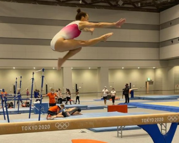 JO, gimnastică: Larisa Iordache, notată cu 14.133 la bârnă, s-a accidentat la aterizare