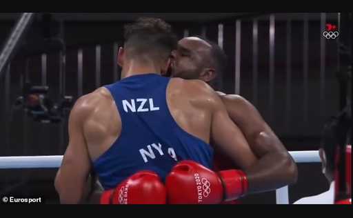 Un boxer marocan a încercat să-şi muşte adversarul de ureche - VIDEO