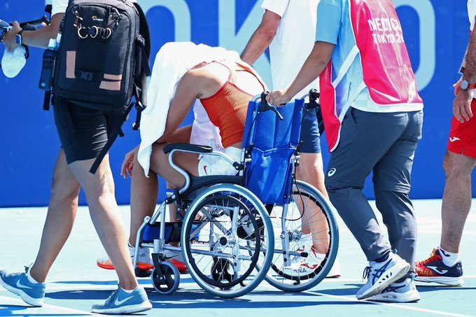 JO, tenis: Paula Badosa a abandonat meciul din sferturi din cauza căldurii şi a părăsit terenul în scaun cu rotile: Corpul nu a rezistat cum trebuia