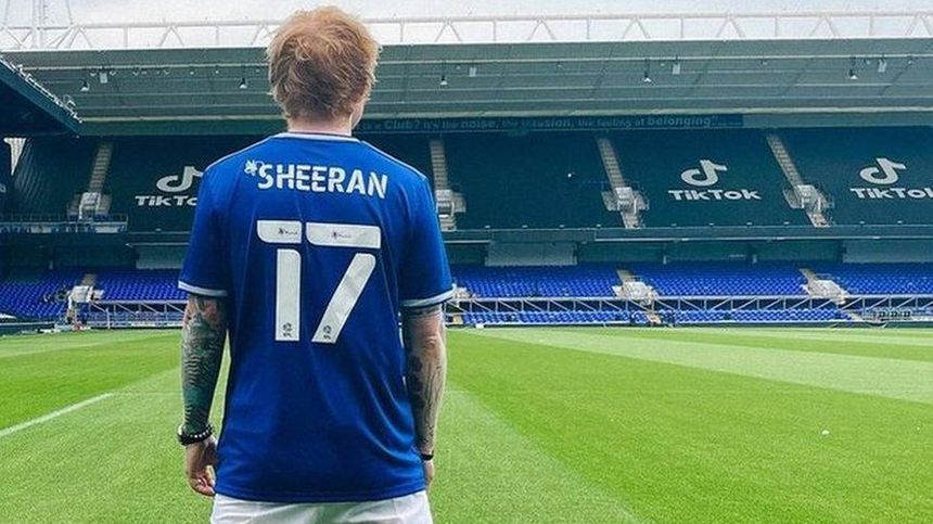 Ed Sheeran a fost inclus în lotul echipei Ipswich Town şi va avea tricoul cu numărul 17