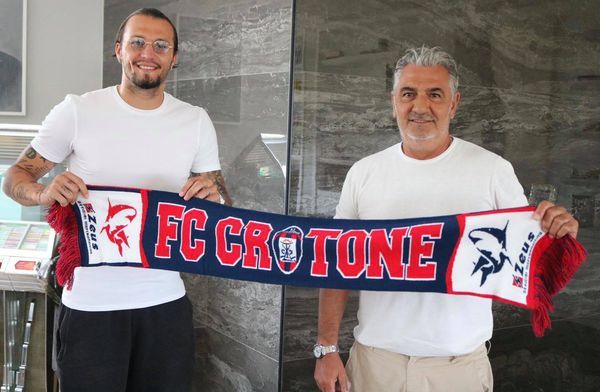 Vasile Mogoş a semnat cu echipa Crotone, unde va fi coleg cu Ionuţ Nedelcearu
