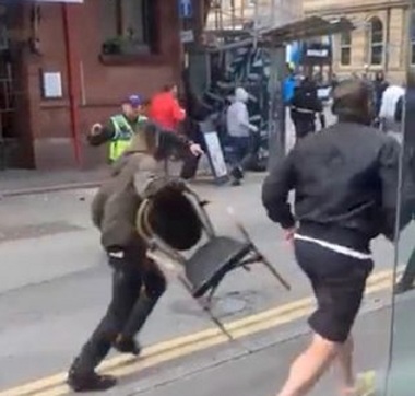 Violenţe între fanii echipelor Manchester United şi Leeds, înaintea meciului din Premier League - VIDEO