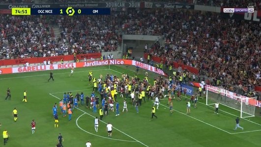Violenţe la meciul Nice – Marseille. Suporterii au pătruns pe teren, jocul a fost oprit - VIDEO