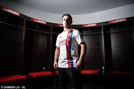 Mijlocaşul Xherdan Shaqiri a semnat cu Olympique Lyon