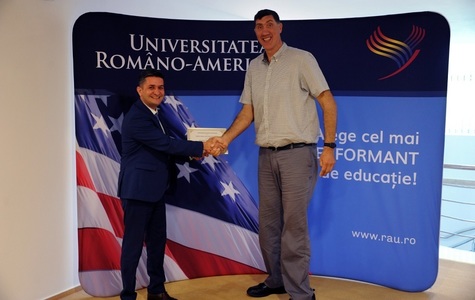 Fostul baschetbalist Gheorghe Mureşan, premiat de Universitatea Româno-Americană pentru merite deosebite în sport şi pentru promovarea imaginii României - FOTO