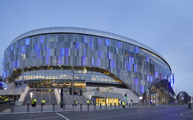 Stadionul de un miliard de lire sterline al echipei Tottenham a luat foc, 300 de persoane au fost evacuate