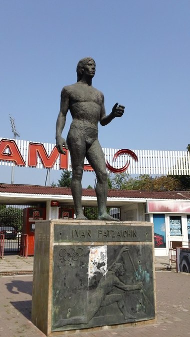 Peluza Cătălin Hâldan chemă fanii dinamovişti la statuia lui Ivan Patzaichin, din faţa Complexului Sportiv Dinamo