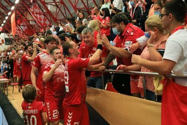 Comunitatea de români din Spania, invitată de Dinamo la meciul cu FC Barcelona din Liga Campionilor la handbal