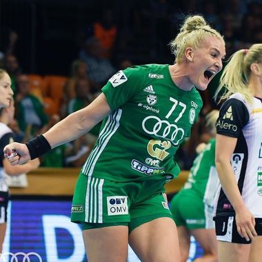 Pivotul naţionalei de handbal, Crina Pintea, ruptură musculară la gambă şi absentă 6-8 săptămâni de pe teren