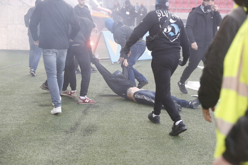Incidente grave la meciul Spartak Trnava – Slovan Bratislava. Jocul a fost oprit din cauza suporterilor – VIDEO