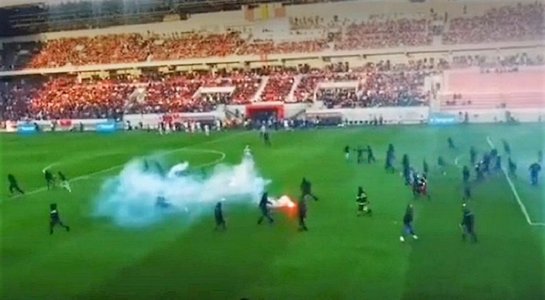 Incidente grave la meciul dintre Spartak Trnava şi Slovan Bratislava: Jucătorii celor două echipe au invadat terenul şi s-au bătut crunt - VIDEO