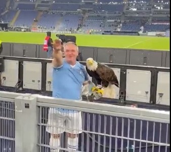Dresorul vulturului mascotă al echipei Lazio, suspendat pentru un salut nazist în faţa suporterilor - VIDEO
