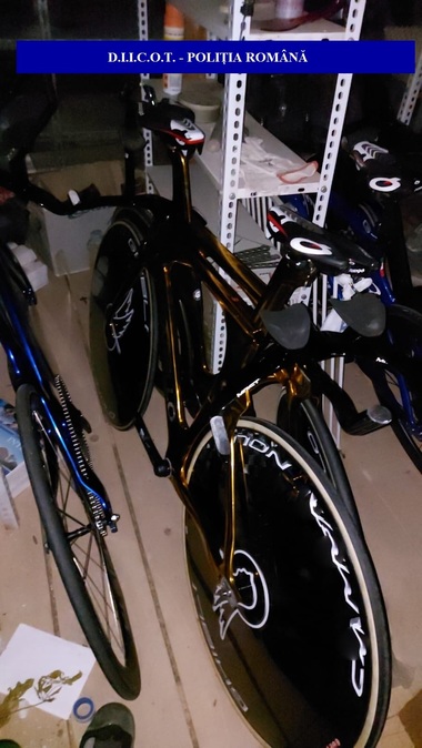 UPDATE - Patru bărbaţi din Vrancea, suspectaţi că au furat bicicletele lotului naţional de ciclism al Italiei, reţinuţi / Ei sunt acuzaţi şi de trafic internaţional de droguri, în special cocaină / Cum s-a produs furtul