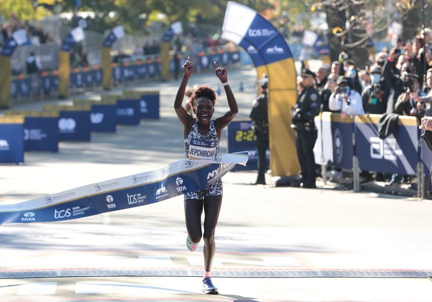 Kenyenii Peres Jepchirchir şi Albert Korir au câştigat maratonul de la New York