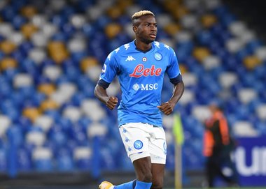 Osimhen (Napoli) a fost operat pentru fracturi faciale şi va lipsi 3 luni de pe teren. El ratează Cupa Africii pe Naţiuni