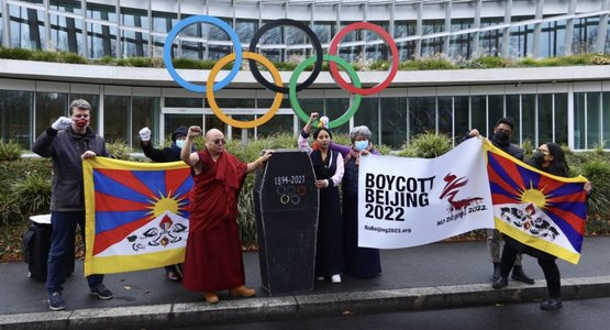 Activişti tibetani au protestat la sediul CIO cu o imitaţie de sicriu