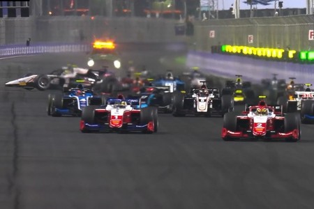 Doi piloţi au ajuns la spital după un accident suferit în Formula 2, la Jeddah - Video. Cursă oprită şi în Formula 1, după un accident al lui Mick Schumacher