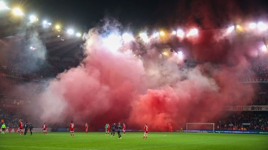 Meciul Standard Liege - Charleroi, întrerupt definitiv din cauza fumigenelor aruncate pe teren de suporteri ai gazdelor