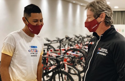 Trei ciclişti ai echipei Androni Giocattoli au fost loviţi de o maşină în timp ce se antrenau în Spania
